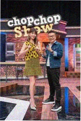 资讯配图占位,数据看板与明黄柱状标记